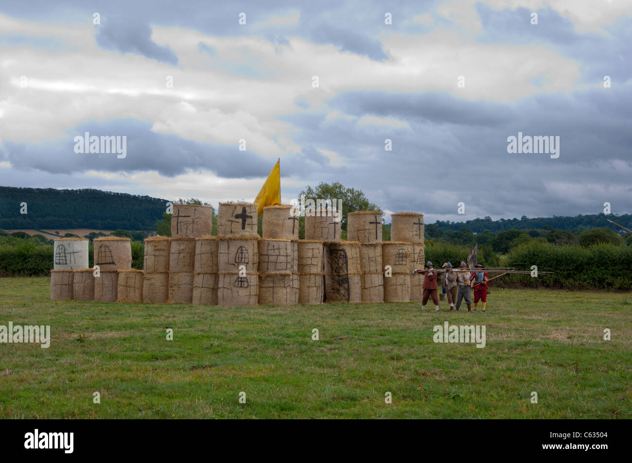 Castello di simulazione di guerra civile inglese società assedio rievocazione Brampton Bryan Foto Stock