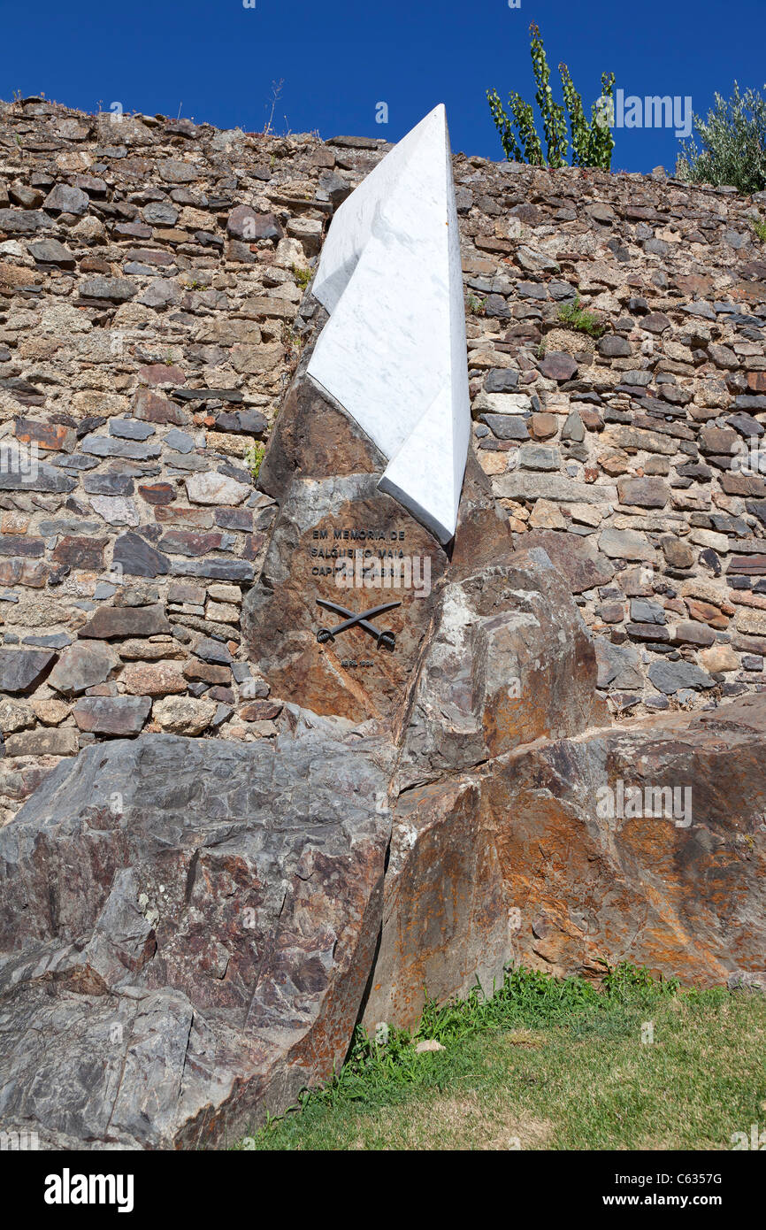 Monumento a Salgueiro Maia, un rivoluzionario capitano dell'aprile 25th, 1974, rivoluzione in Portogallo. Castelo de Vide, Portogallo. Foto Stock