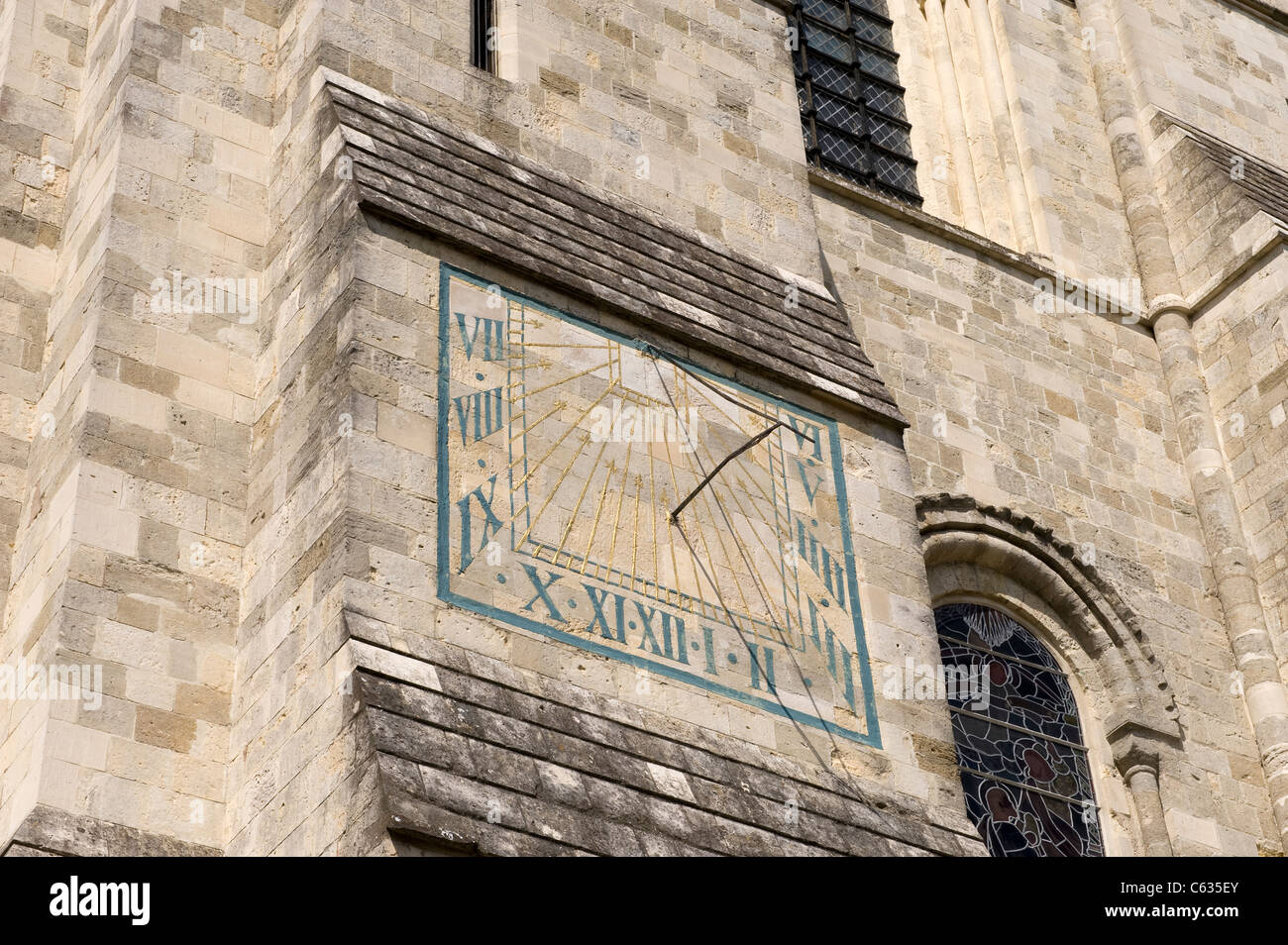 Meridiana sulla parete sud della Cattedrale di Chichester, West Sussex Foto Stock