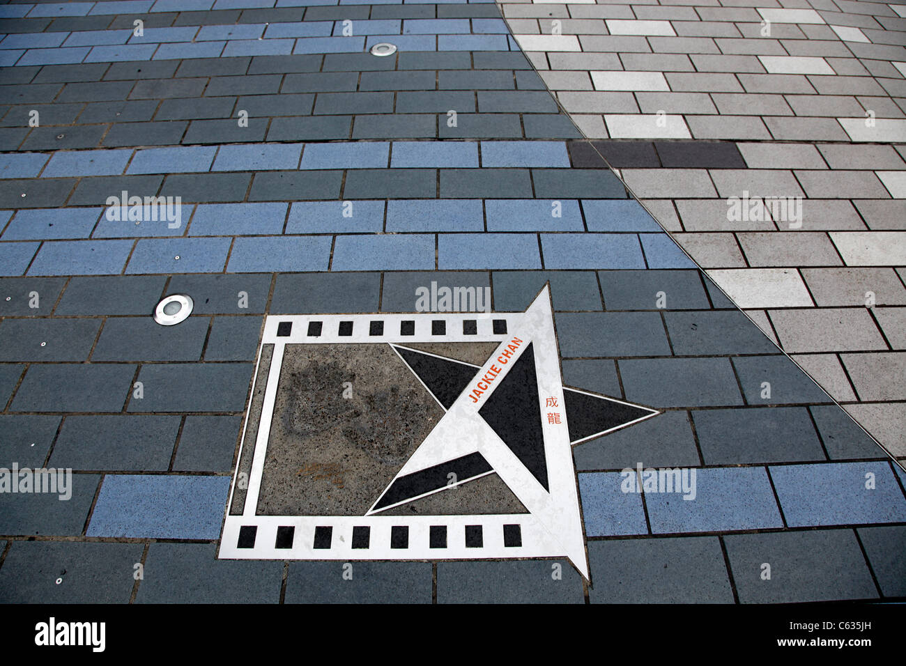 Stella e handprints di Jackie Chan sul viale delle stelle (walk of fame) sul Victoria Harbour waterfront in Tsim Sha Tsui Foto Stock