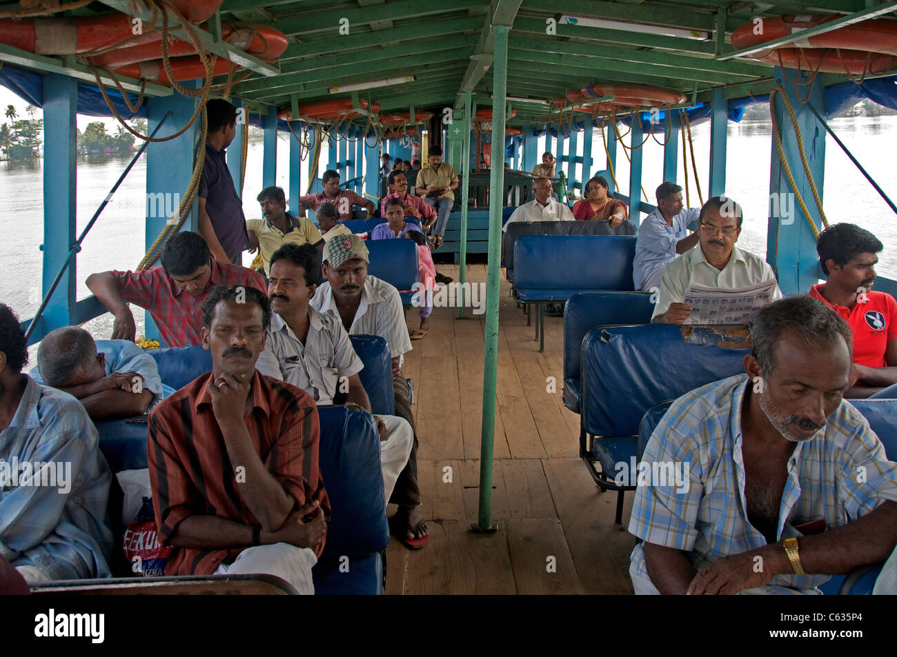 Passeggeri in traghetto pubblico Backwaters Kerala India del Sud Foto Stock