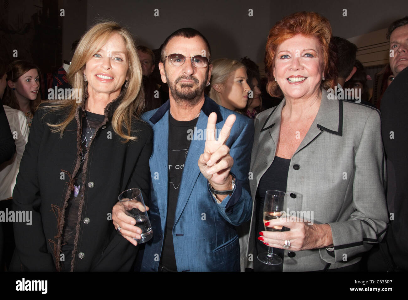 Barbara Bach con Ringo Starr e Cilla Black alla moda e tessile Museum di Londra Foto Stock