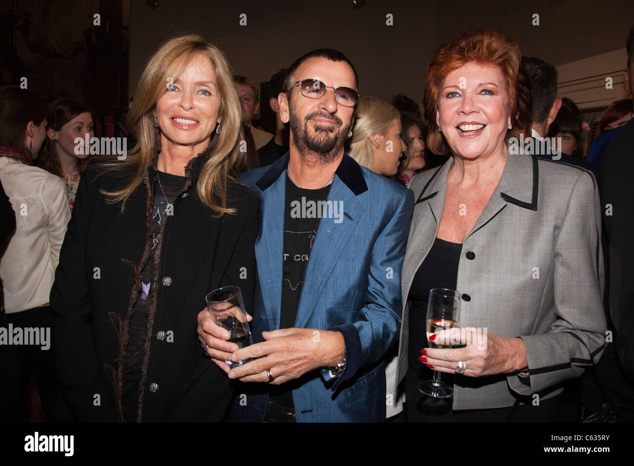 Barbara Bach con Ringo Starr e Cilla Black alla moda e tessile Museum di Londra Foto Stock