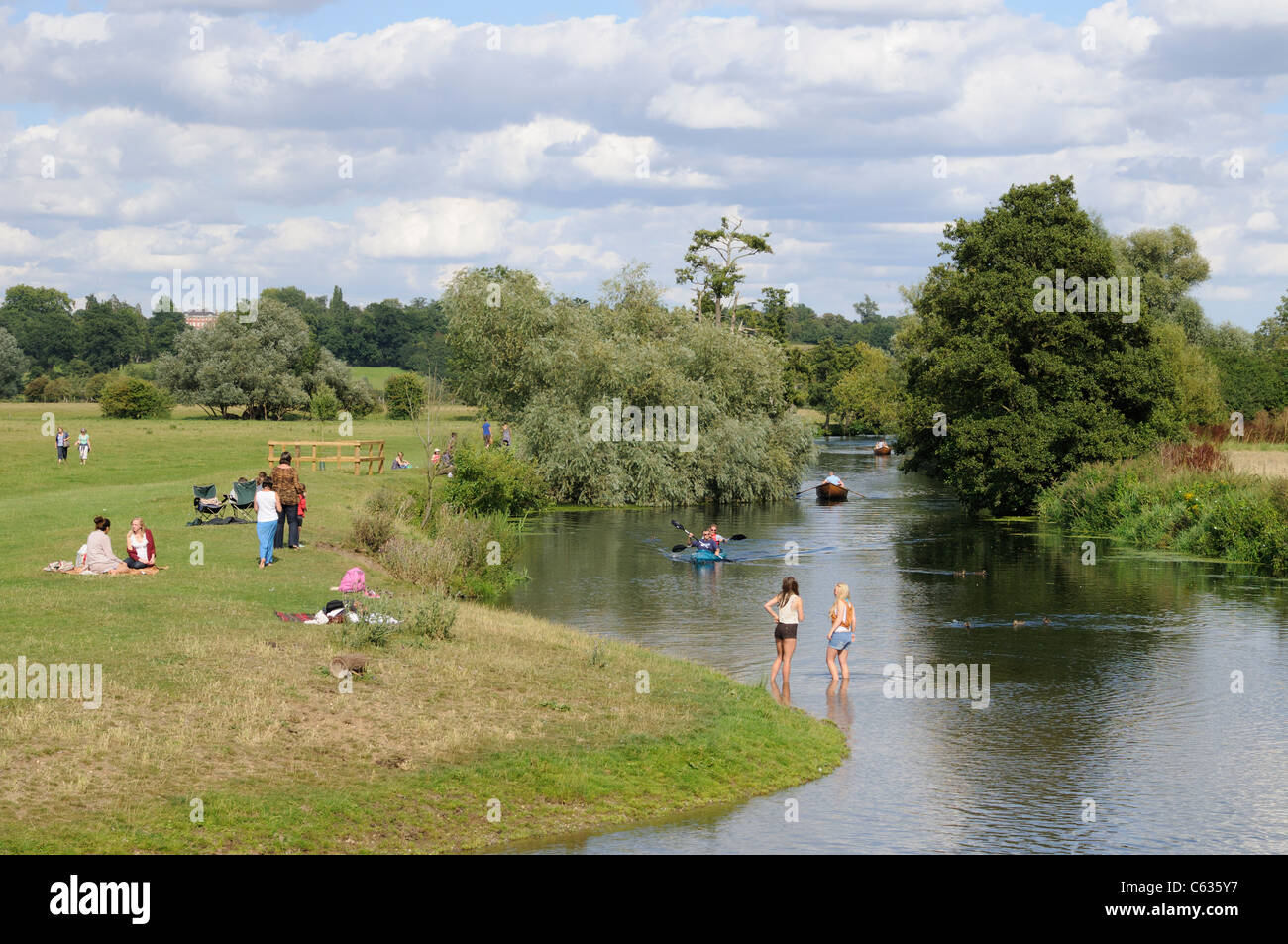 Molte persone godendo una giornata estiva dal fiume Stour a Dedham, Essex, Inghilterra. Foto Stock