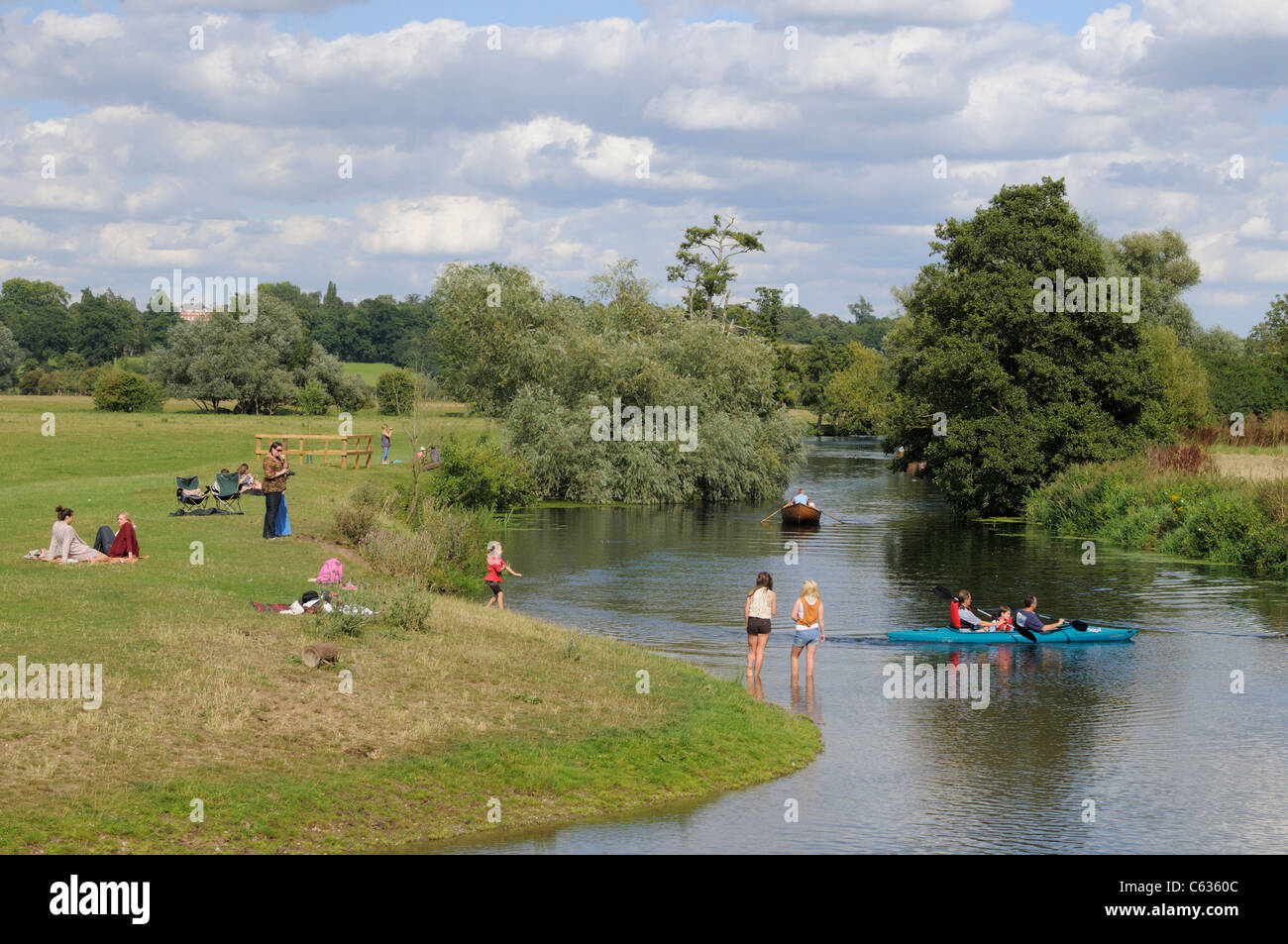 Molte persone godendo una giornata estiva dal fiume Stour a Dedham, Essex, Inghilterra. Foto Stock