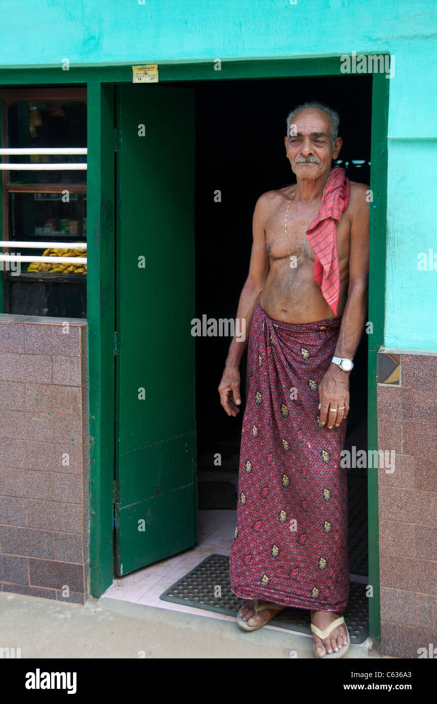Negoziante in negozio porta Backwaters Kerala India del Sud Foto Stock