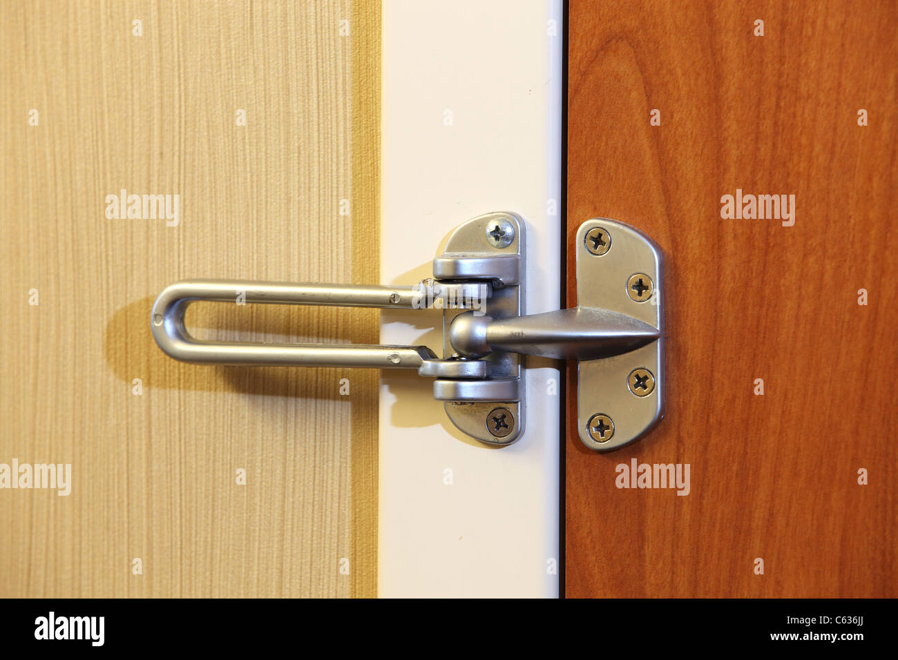 La serratura di sicurezza su una porta di hotel Foto Stock