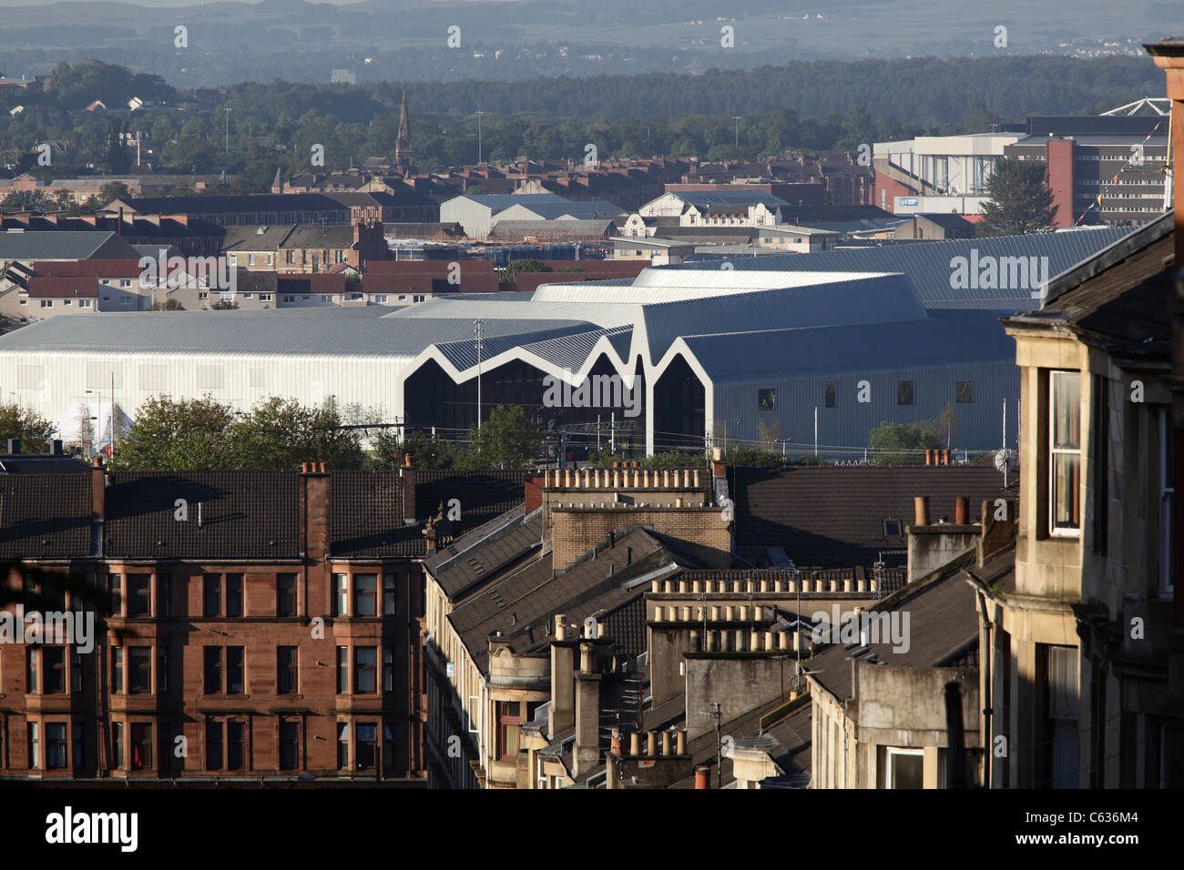 Riverside Museum Glasgow of Transport and Travel visto sopra tetti di locazione, Glasgow, Scozia, Regno Unito Foto Stock