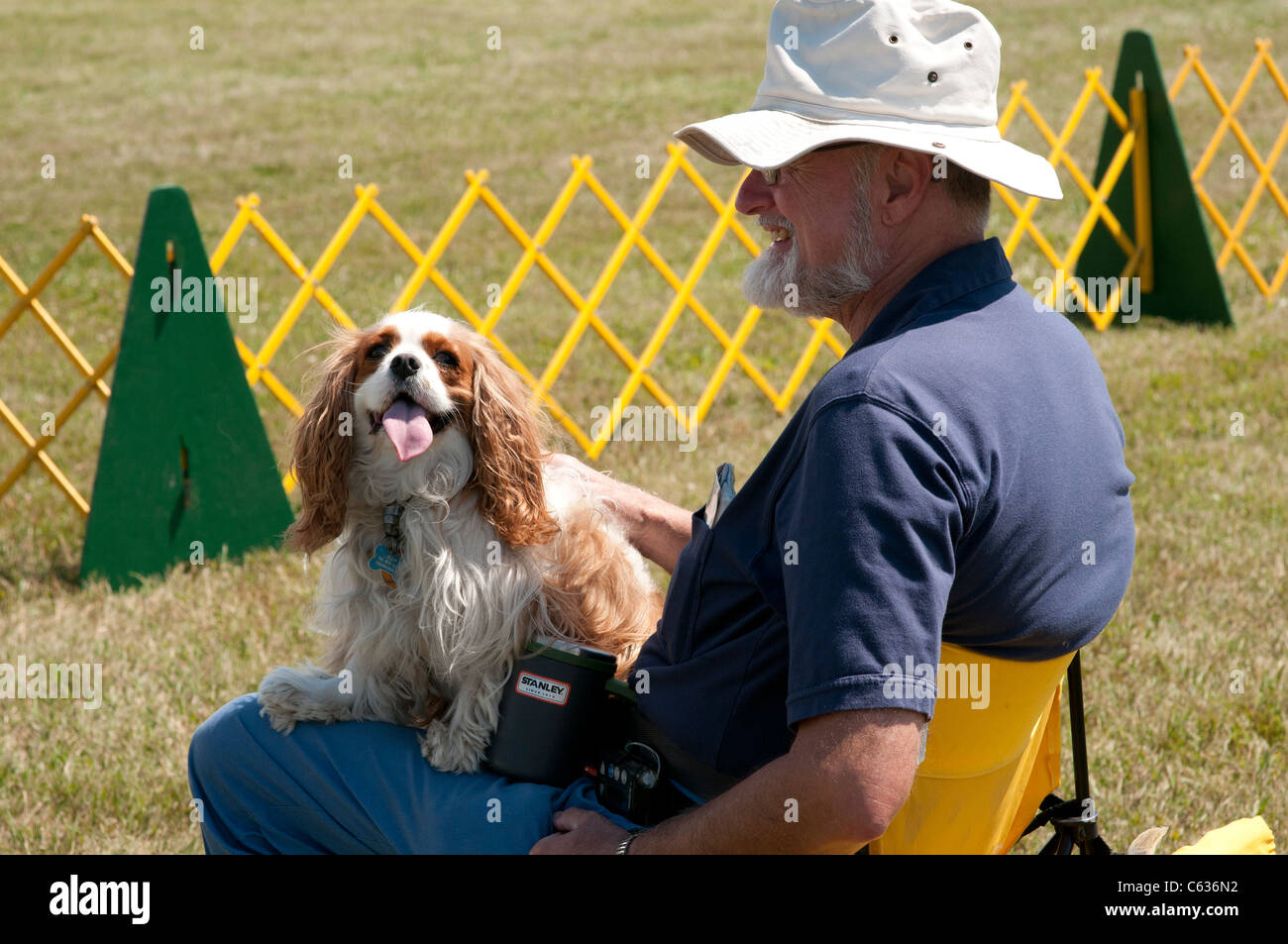 L uomo e il suo cane a dog show. Foto Stock