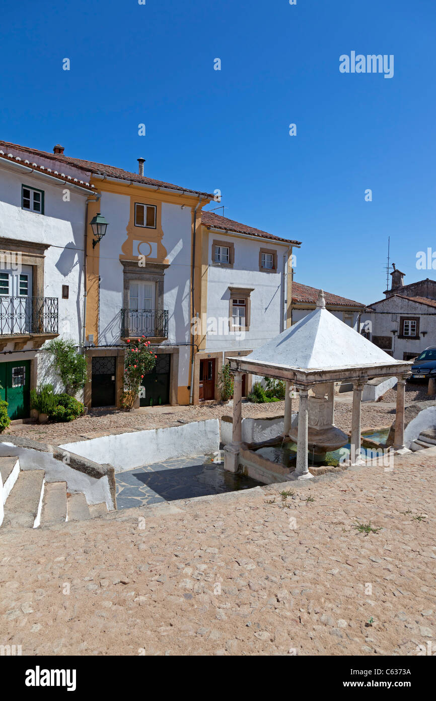 Fonte da Vila (città di Trevi) nel quartiere ebraico di Castelo de Vide, distretto di Portalegre, Portogallo. Xvi secolo fontana. Foto Stock