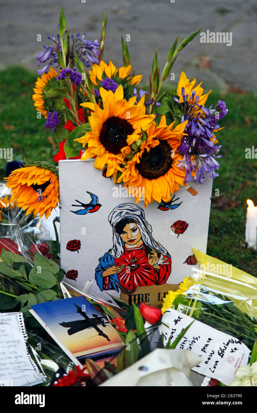 Fiori a sinistra da lutto in Camden Square al di fuori della Casa di Amy Winehouse dopo la sua morte a Londra in Inghilterra Foto Stock