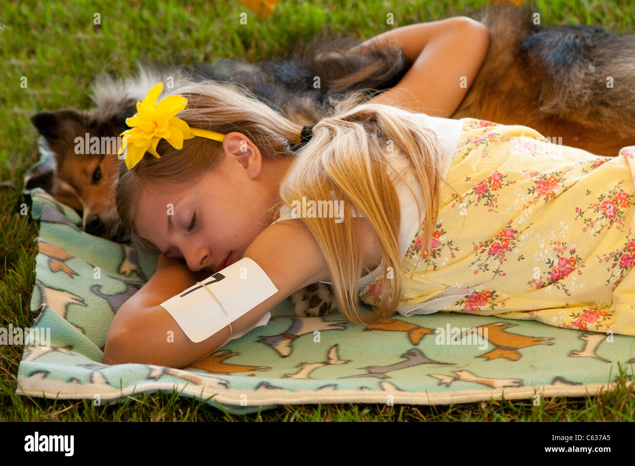 Giovane ragazza e il suo cane a dog show. Foto Stock