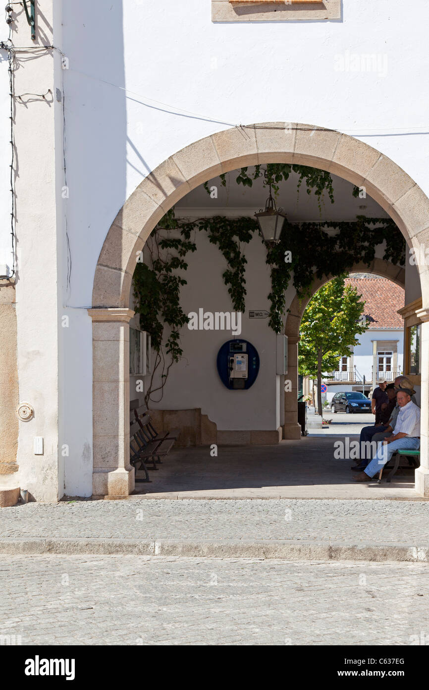 Dom Pedro V Square a Castelo de Vide visto attraverso il municipio cittadino portici. Distretto di Portalegre, Alto Alentejo, Portogallo. Foto Stock