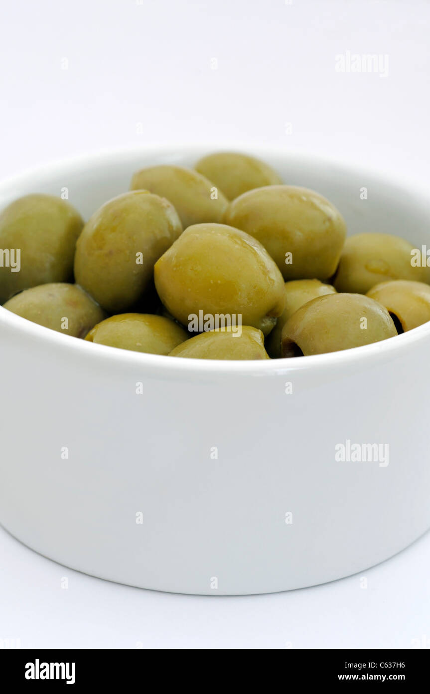 Una tazza di olive verdi Foto Stock