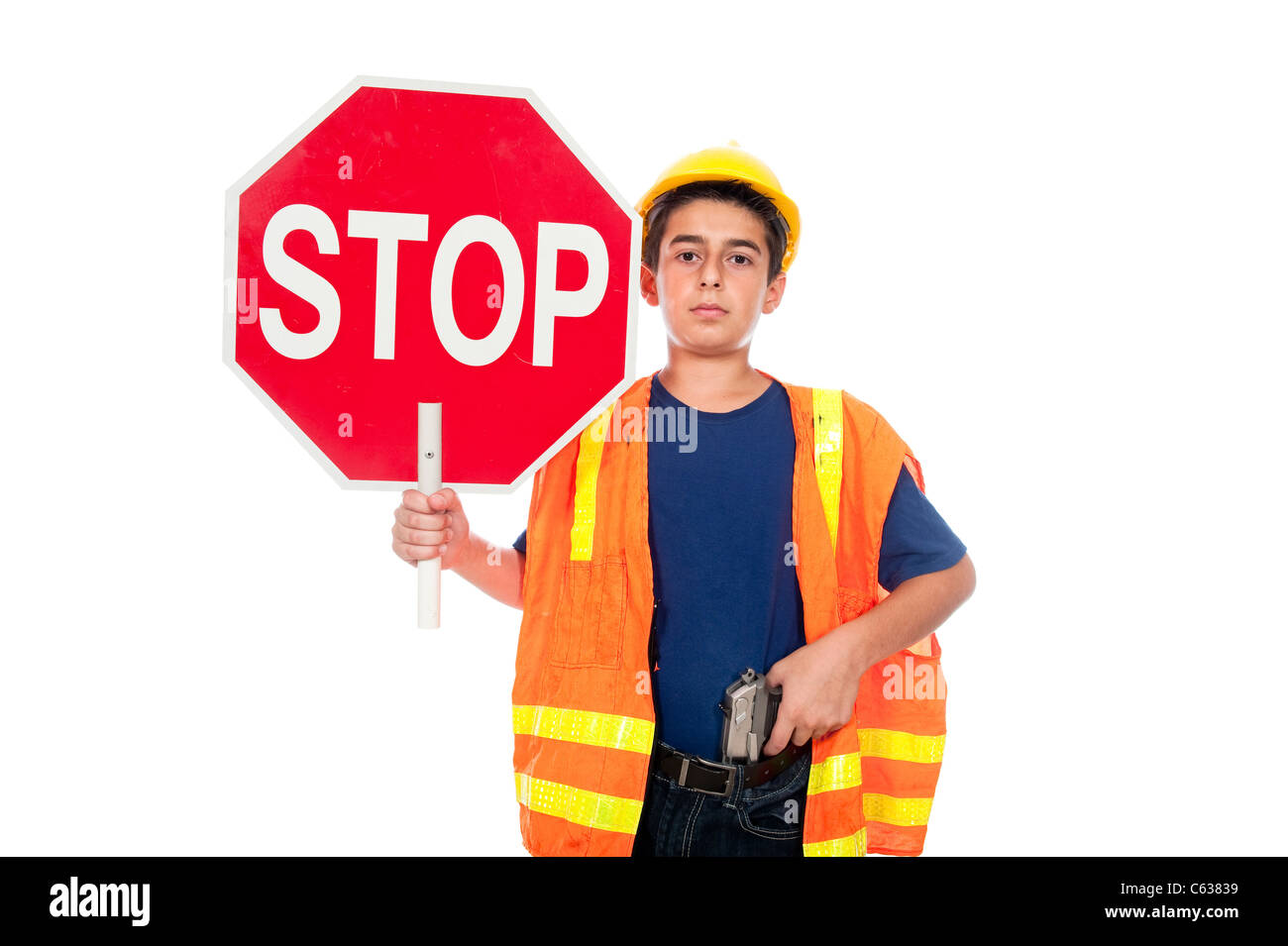 Un ragazzo dirige il traffico utilizzando un segnale di stop e una pistola Foto Stock