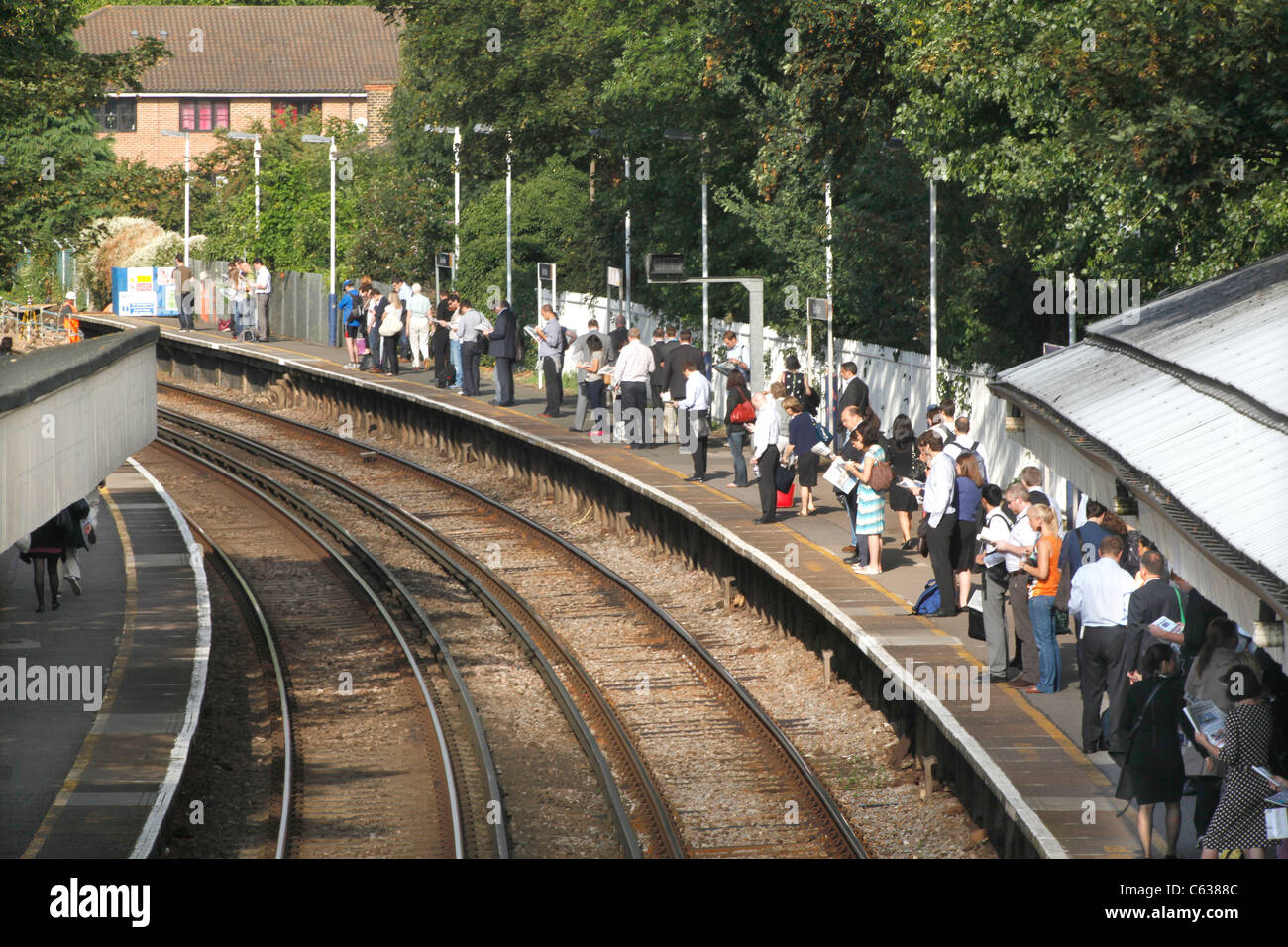 Pendolari in attesa del treno di mattina a Mortlake, Londra Foto Stock