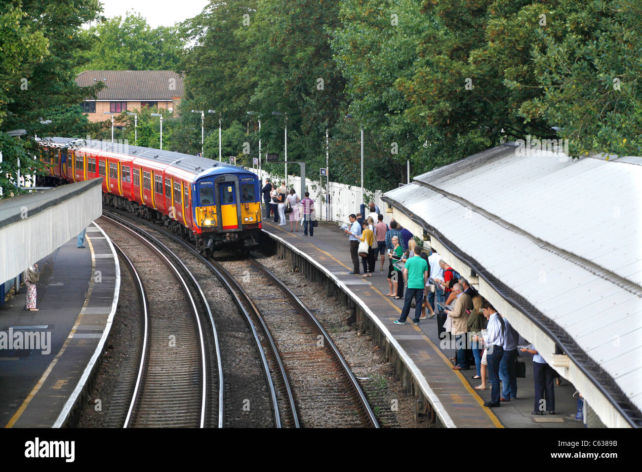 Pendolari in attesa del treno di mattina a Mortlake, Londra Foto Stock