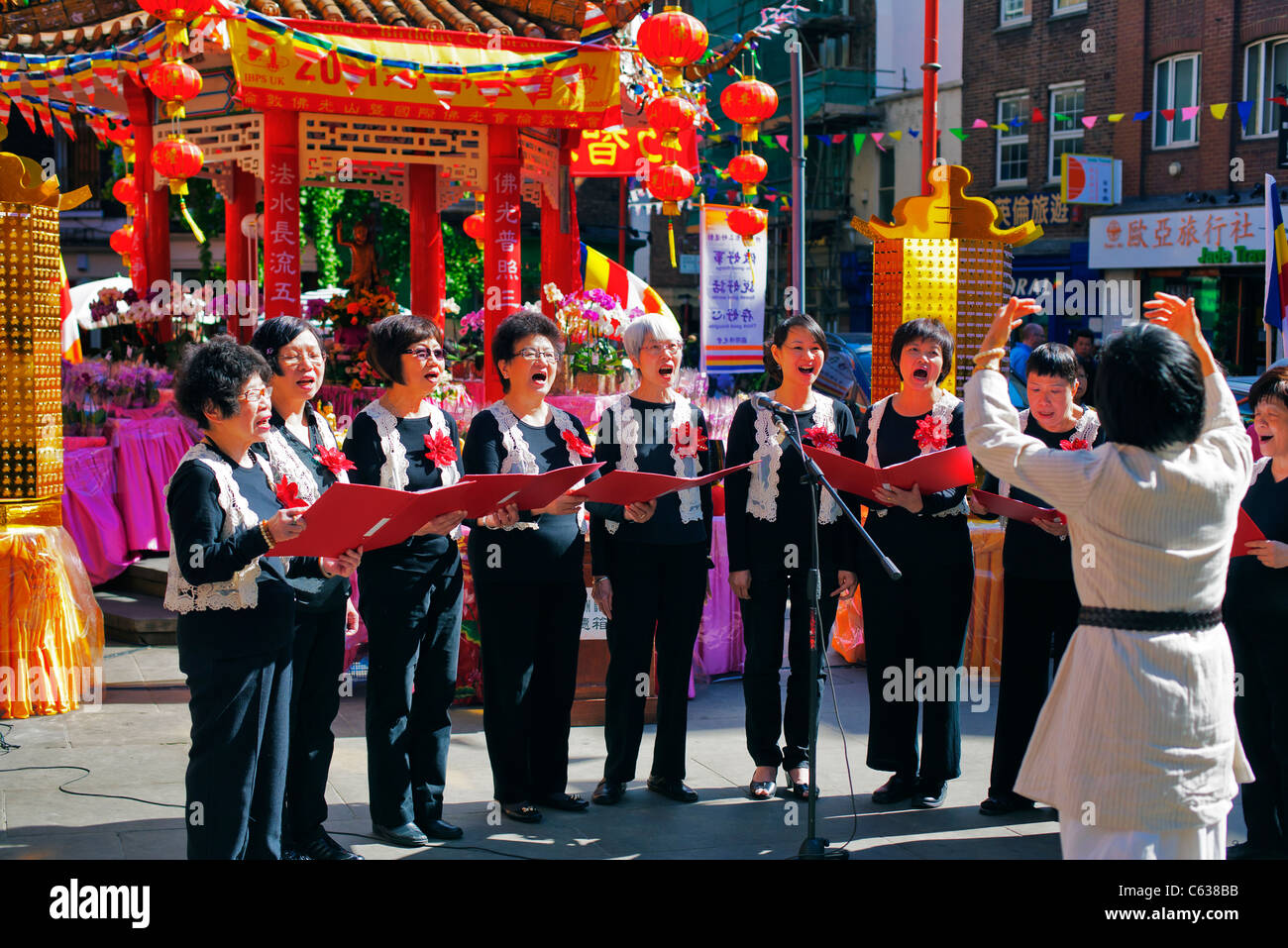 Coro femminile cinese, celebrazioni per il compleanno di Buddha, China Town, Londra, Regno Unito, Europa Foto Stock