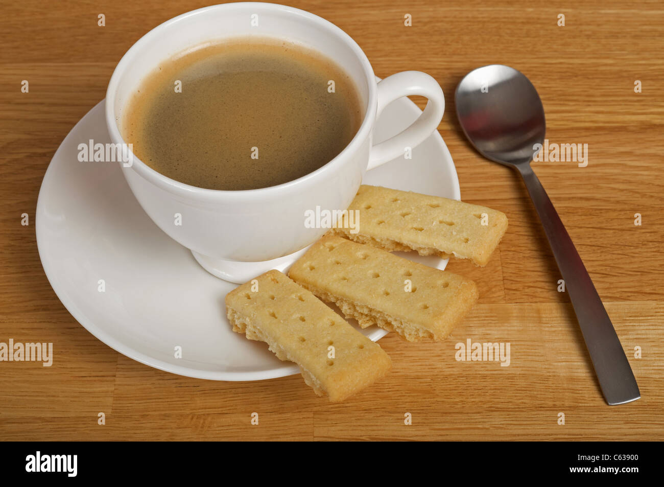 Caffè con biscotti frollini Foto Stock
