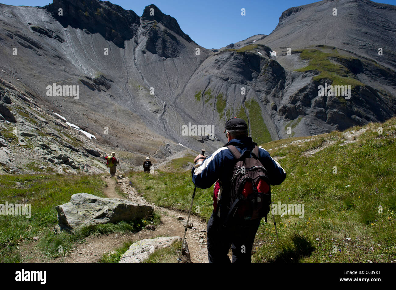 Tre gli escursionisti nel cantone svizzero del Vallese sopra la diga di Emosson. Foto Stock