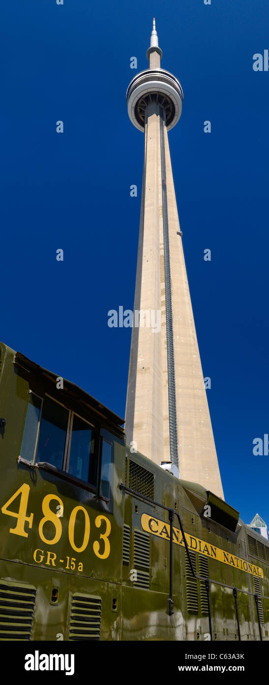 Storico Nazionale Canadese treno locomotiva a John Street Roundhouse e Toronto CN Tower con cielo blu Foto Stock