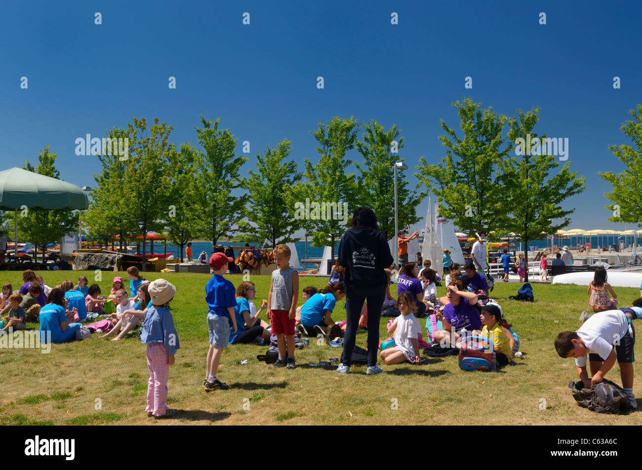 I bambini si sono riuniti presso un campo estivo a Toronto il lago Ontario waterfront park Foto Stock