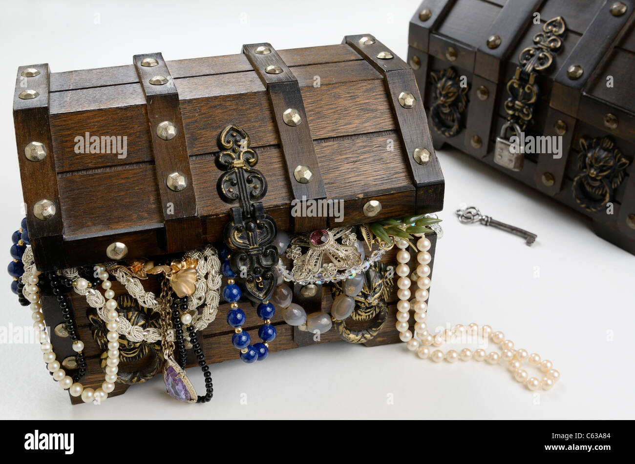 Due casse del tesoro uno aperto e traboccante di ricchezze di perle e gioielli Foto Stock