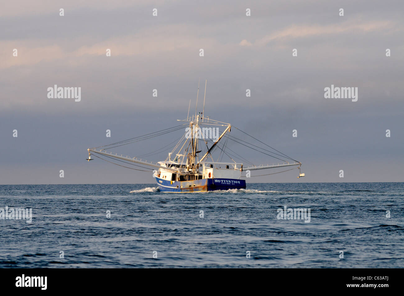 Scafo blu lavorando imbarcazione per la pesca con il buttafuori fuori al largo della costa di Cape Cod, STATI UNITI D'AMERICA Foto Stock
