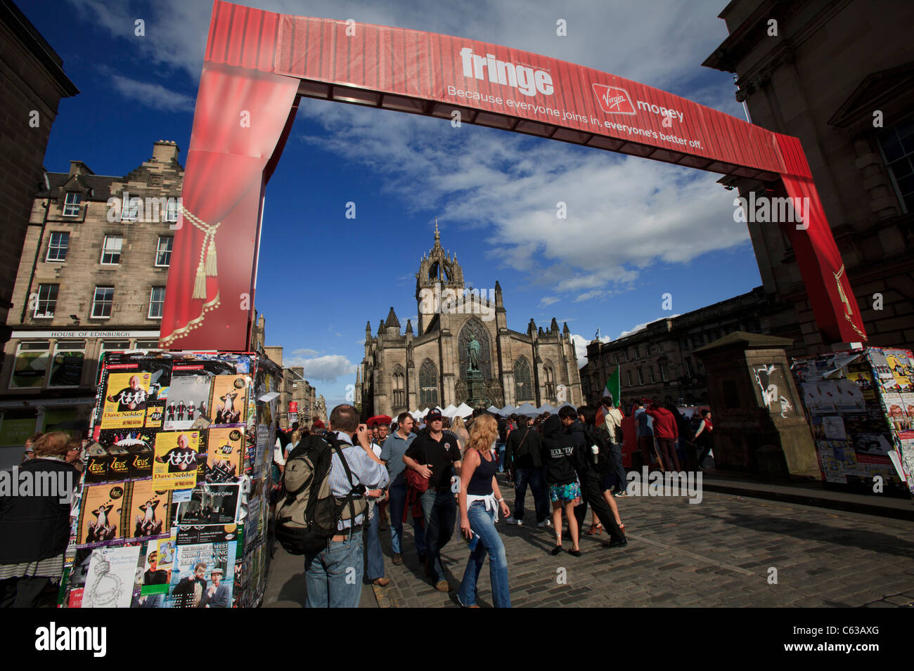 L'ingresso alla High Street pedonale della zona durante il 2011 il Festival di Edimburgo. Foto Stock