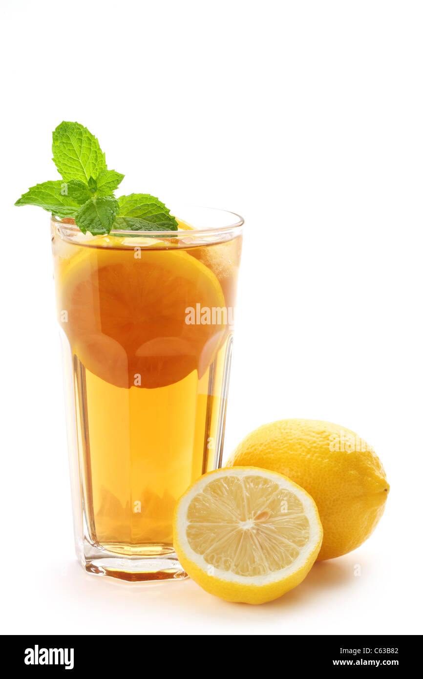 Tè freddo al limone isolato su bianco Foto Stock