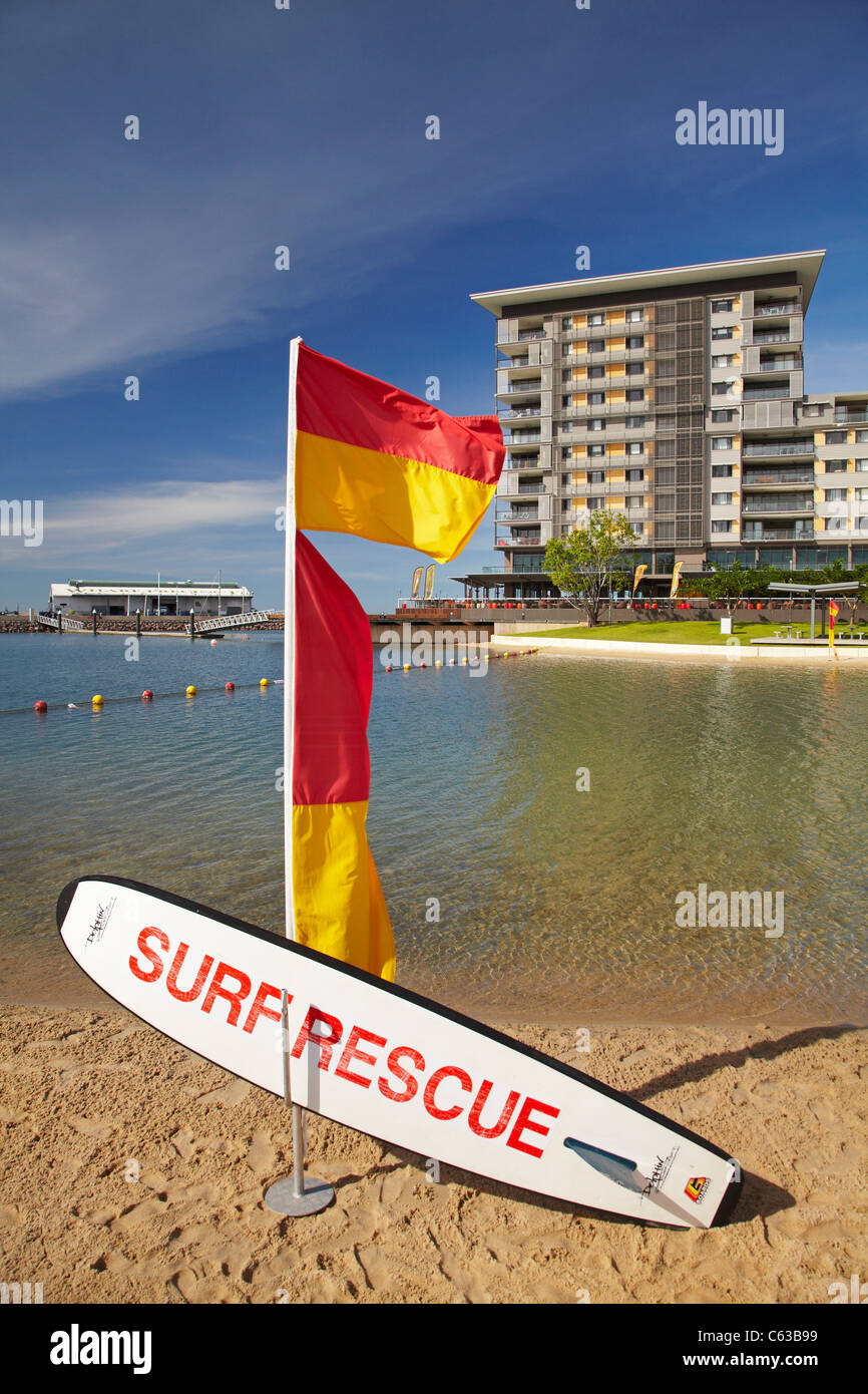 Le bandiere e surf board rescue, laguna di ricreazione e appartamenti, Darwin Waterfront Precinct, Darwin, Territorio del Nord, l'Australia Foto Stock