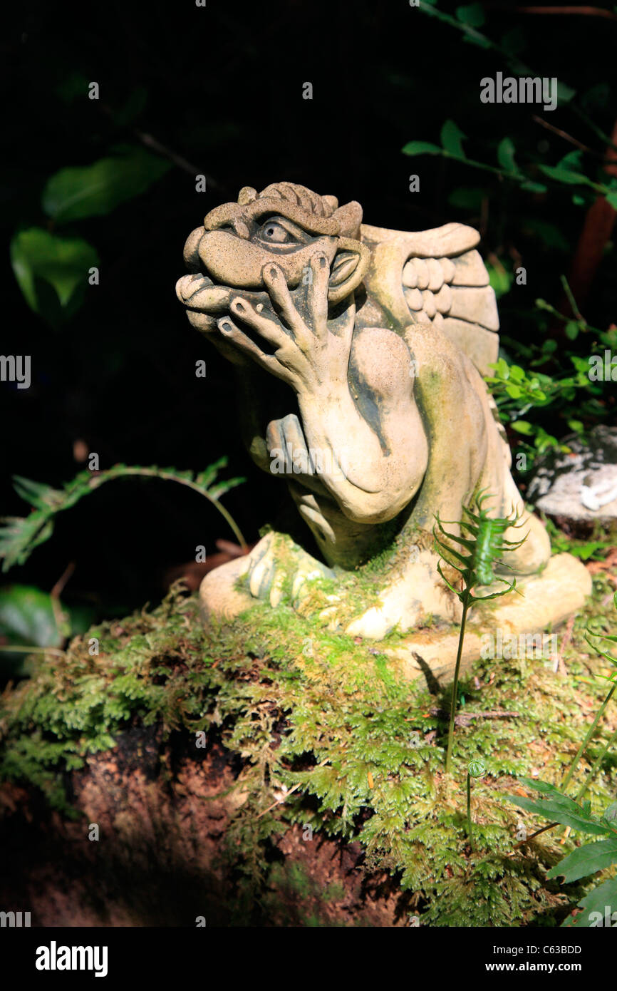 Giardino gargoyle a guardia di una casa e il giardino Foto Stock