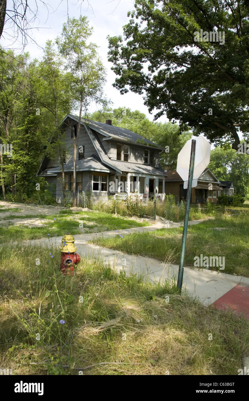 Angolo di strada nella metà abondoned, bruciato e trascurato Brightmoor quartiere di Detroit, MI. Foto Stock