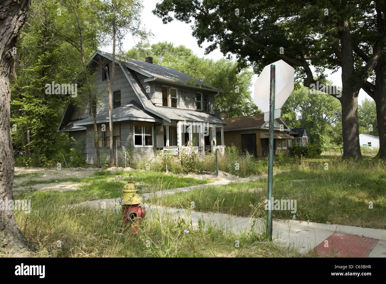 Angolo di strada nei semi-abbandonati, bruciato e trascurato Brightmoor quartiere di Detroit, MI. Foto Stock
