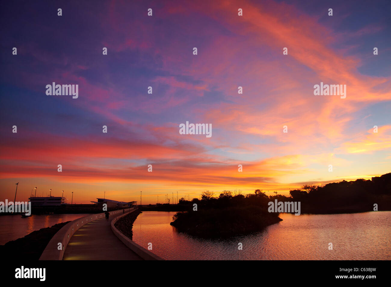 Seawall e ricreazione laguna al tramonto, Darwin Waterfront Precinct, Darwin, Territorio del Nord, l'Australia Foto Stock