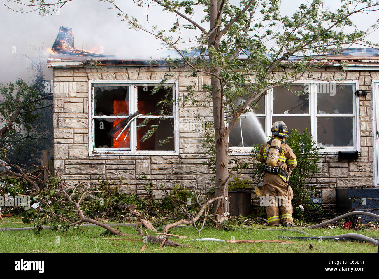 Vigili del fuoco battaglia una casa blaze in Joplin, Missouri, 25 maggio 2011. Foto Stock