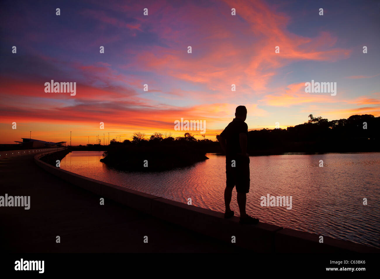 Persona sul Seawall e ricreazione laguna al tramonto, Darwin Waterfront Precinct, Darwin, Territorio del Nord, l'Australia Foto Stock