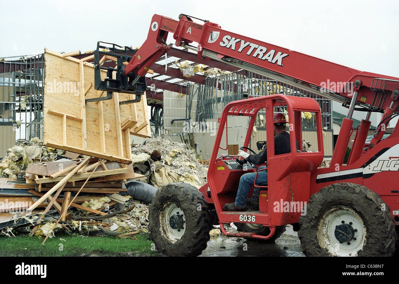 I volontari aiutano a pulire una chiesa distrutta in Joplin; Missouri; 25 maggio; 2011. Foto Stock