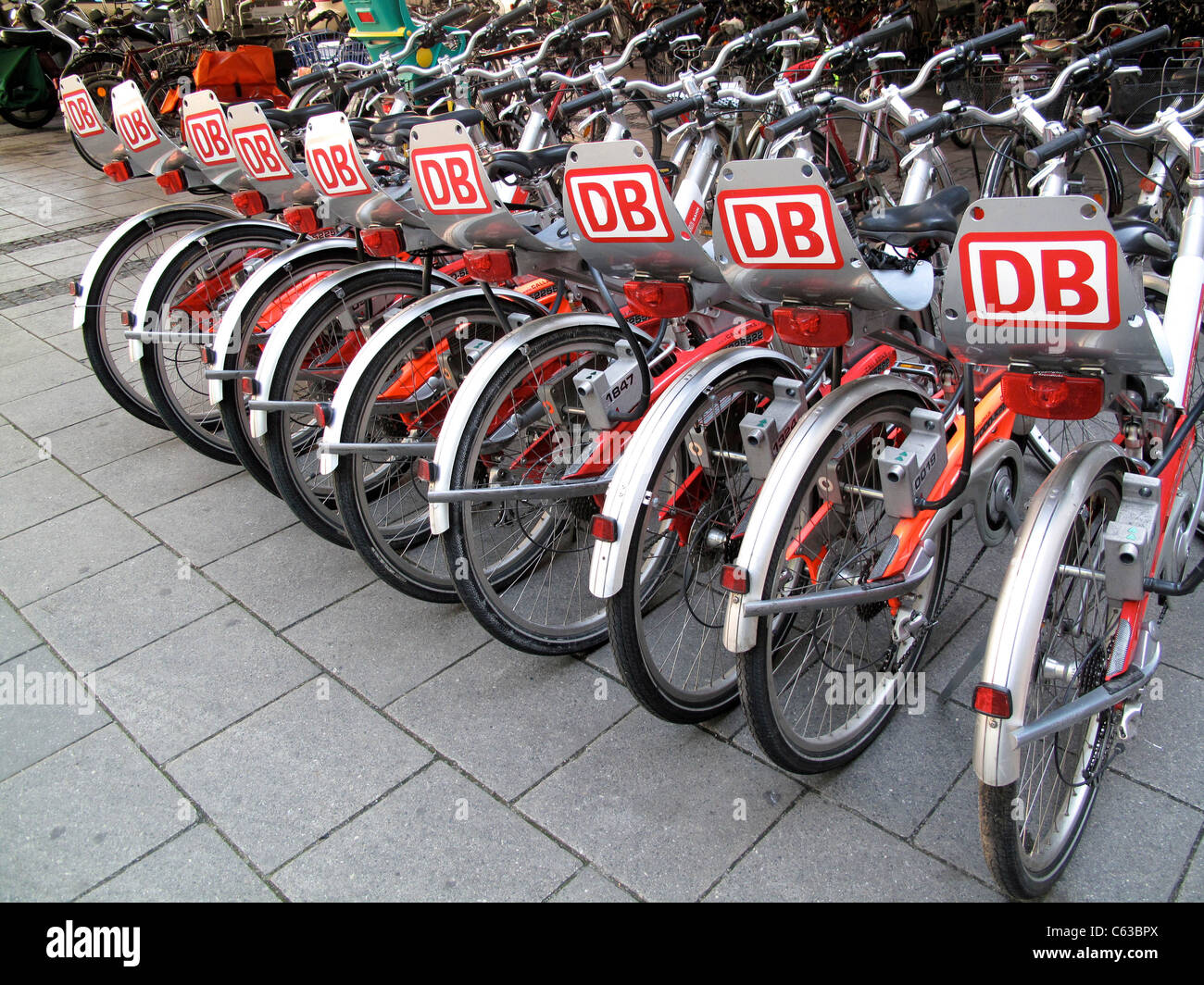 Noleggio bici a Monaco di Baviera stazione ferroviaria principale Foto  stock - Alamy