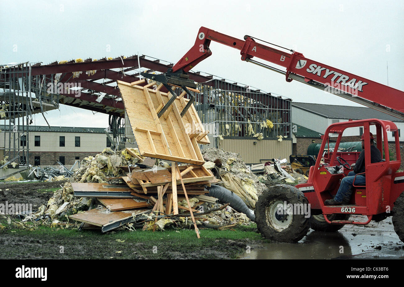 I volontari aiutano a pulire una chiesa distrutta in Joplin; Missouri; 25 maggio; 2011. Foto Stock