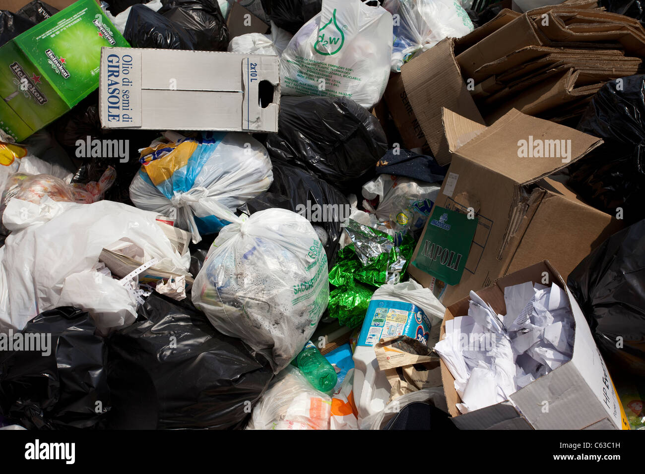 Mentre la spazzatura uomini andare in sciopero, il cestino si accumula  nelle strade di Napoli, Italia, con sacchetti di plastica e scatole di  cartone Foto stock - Alamy