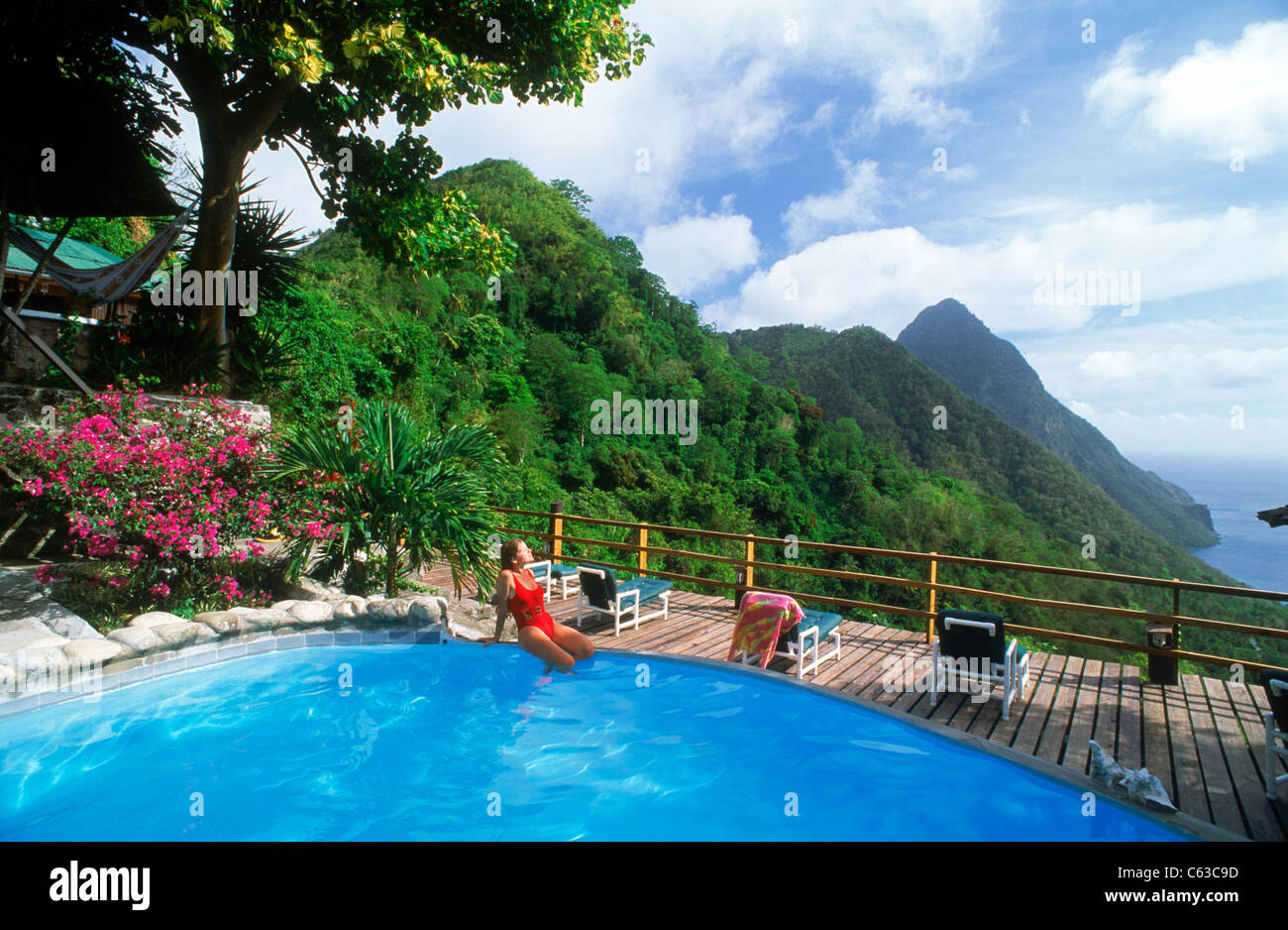 La donna accanto alla piscina presso Dasheene Hotel in Ladera Resort di Santa Lucia Isola con Gros Piton picco in West Indies Foto Stock