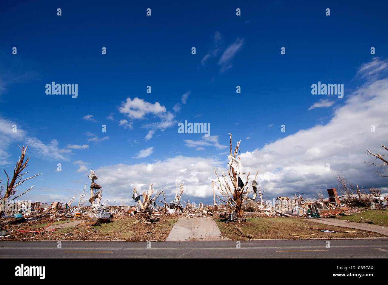 Completare la devastazione dopo un tornado a Joplin, Missouri, 25 maggio 2011. Foto Stock