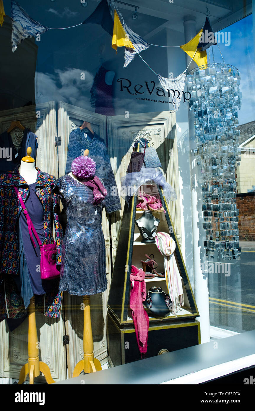 Un'agenzia negozio di abbigliamento denominato Rinnovamento - specializzati nel riciclaggio elegante di seconda mano vintage / Retrò vestiti. Cheltenham, Regno Unito. Foto Stock