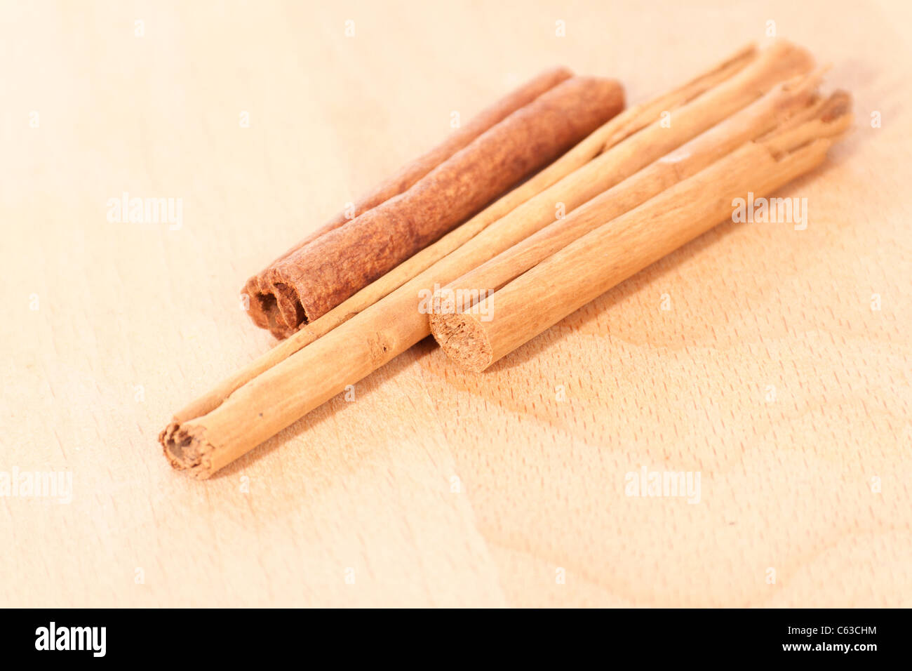 Corteccia di Cannella su una tavola di legno top Foto Stock