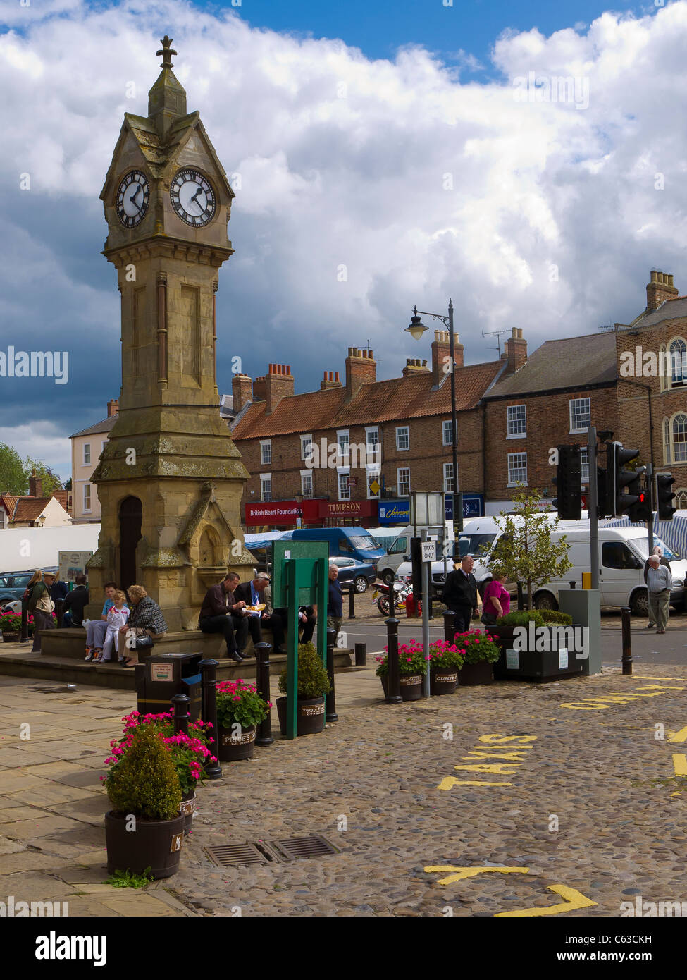 La città orologio nella Piazza del Mercato di Thirsk North Yorkshire Regno Unito Foto Stock