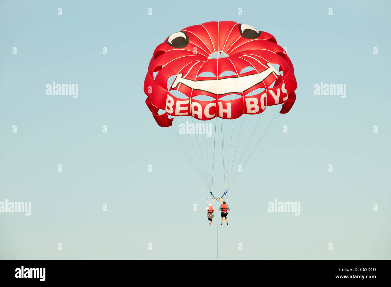 La Turchia mare parasail para volo a vela barca spiaggia beach boys Foto Stock