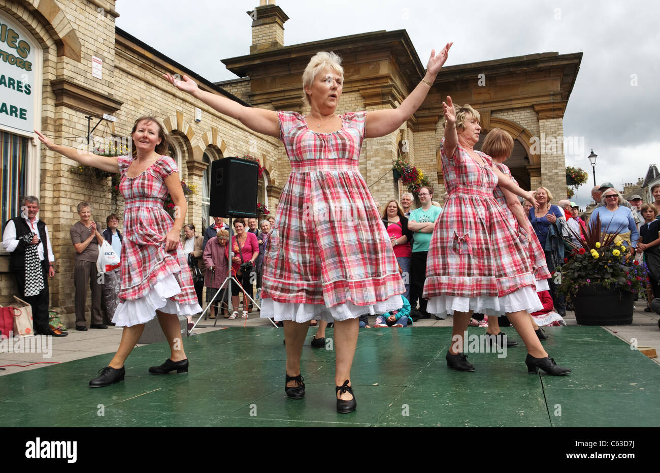Appalachian intasare i ballerini di 'Step questo modo' eseguire a Saltburn Folk Festival, Redcar e Cleveland, North East England, Regno Unito Foto Stock