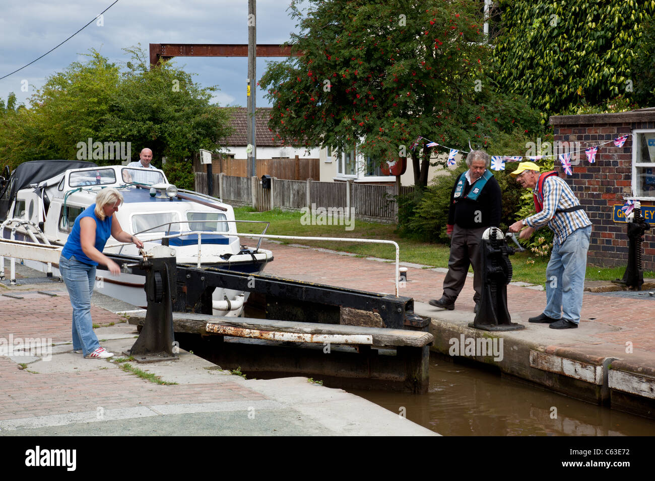 Apertura porte di blocco a Grindley Brook scalinata serrature, Grindley Brook, Cheshire (vicino a Whitchurch in Shropshire) Foto Stock