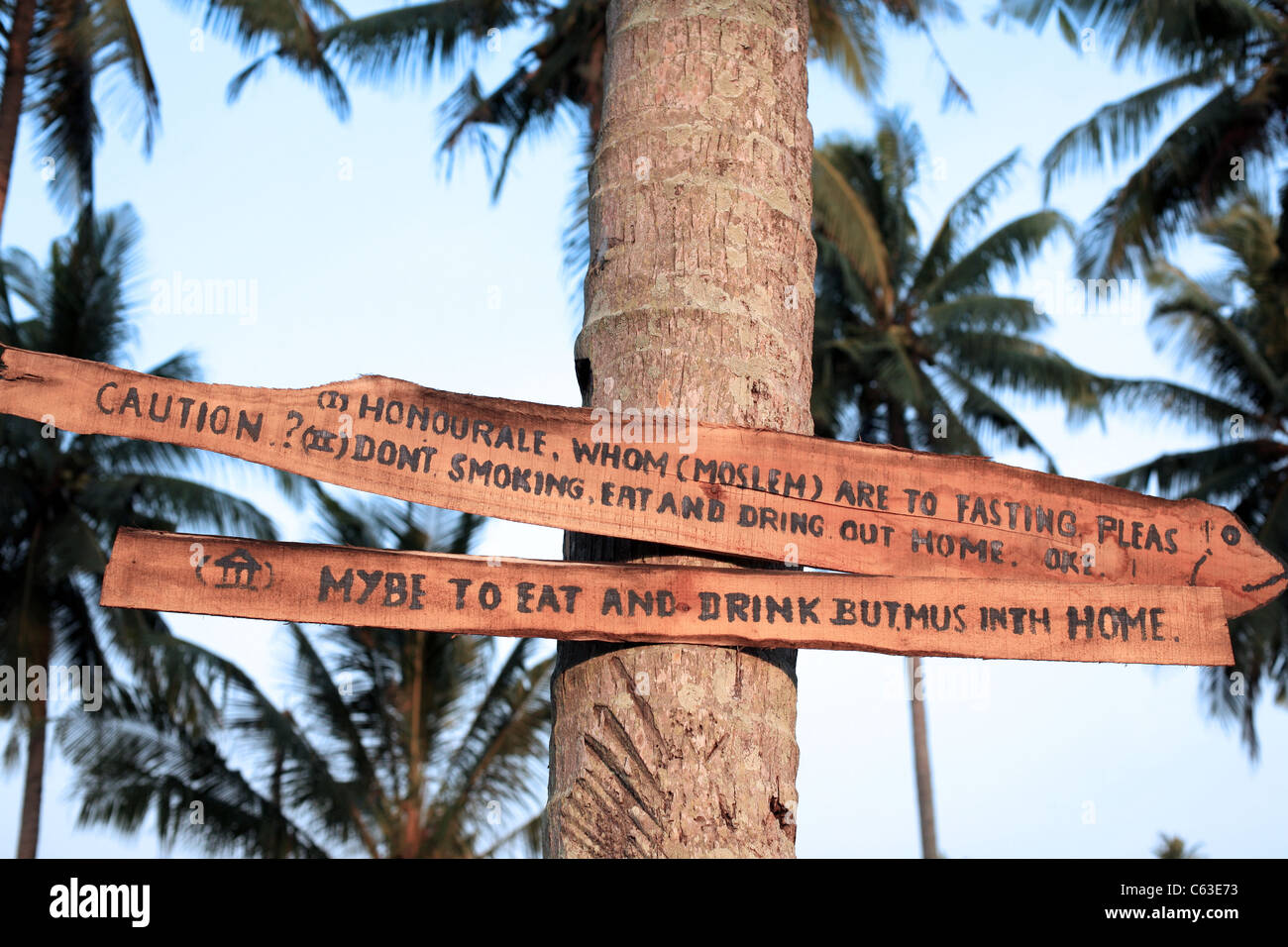 Segno a Sawarna Beach nel West Java richiedere il rispetto dei musulmani locali dogane Foto Stock